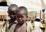 Madagascar: Jongetjes op een markt