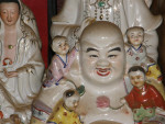 Beeldjes in een Taoïstische tempel in Sandakan