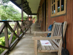 Op de veranda van het longhouse op Pulau Tiga