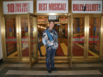 Joris voor ingang Imperial Theatre