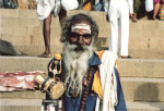 India: Heilige man aan de Ganges in Varanasi